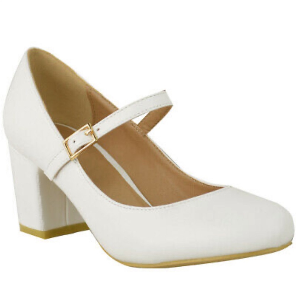 White ivory faux matte leather closed toe Mary Jane lower heel shoes pumps 6 6.0
